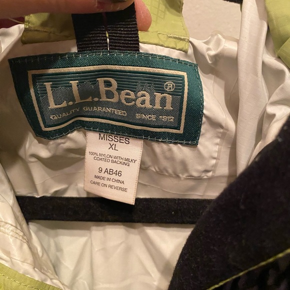 LL Bean Packable Rain Jacket-Excellent like new condition - Picture 3 of 3